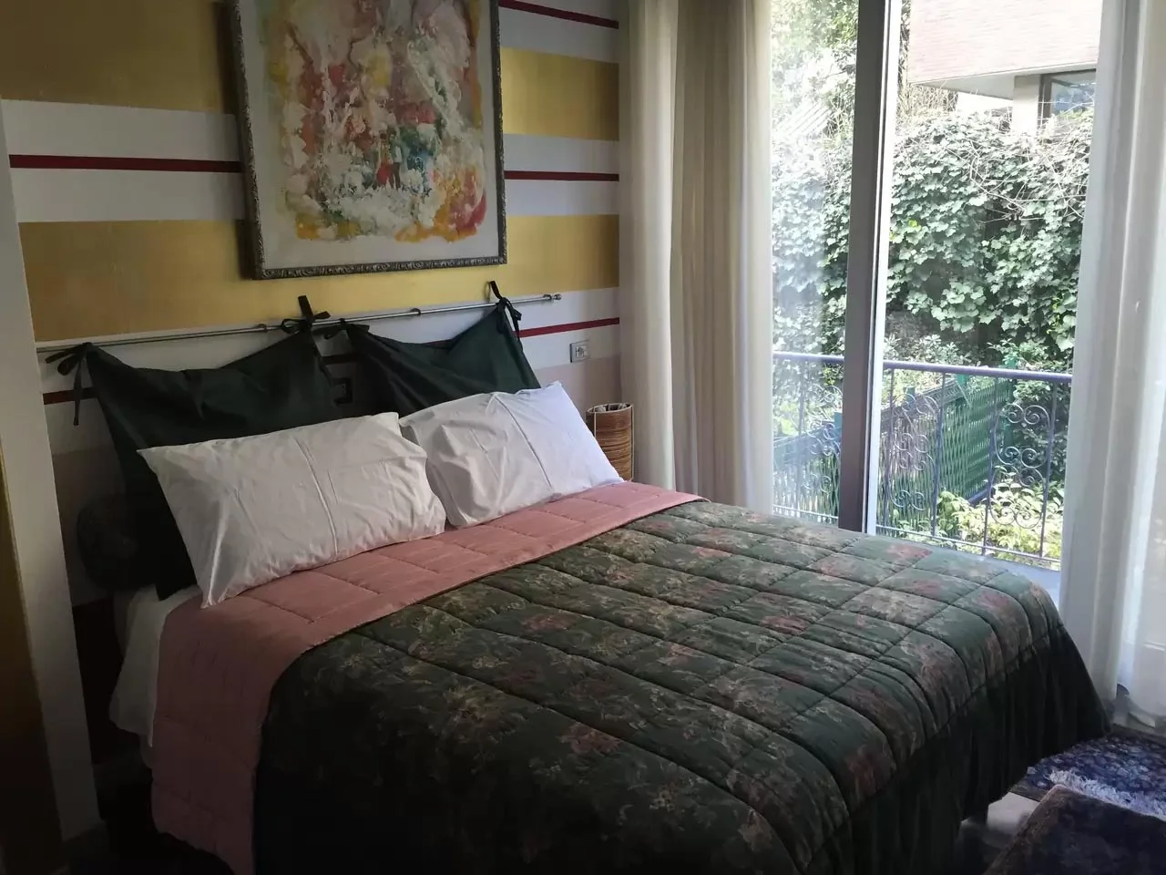 Letto e arredi della Dog Room di Forte House